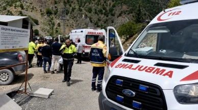 Malatya’da Kamyonet Şantiyeye Daldı: Prefabrik Yapıya Çarpan Araçta 3 Yaralı
