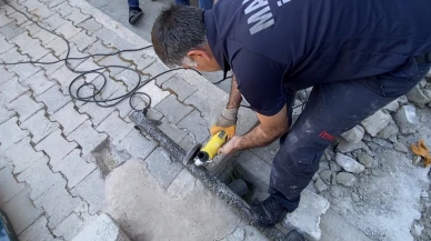 Yeşilyurt'ta Boruya Sıkışan Yavru Kedi İtfaiye Tarafından Kurtarıldı