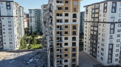 Malatya'da Yıkılmak İstenen Bina İş Makinelerini Devirdi