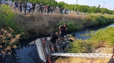 Sulama Kanalına Devrilen Kamyonet Sürücüsü Hayatını Kaybetti!