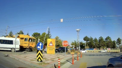 Okul Servisi Trenin Altında Kalmaktan Son Anda Kurtuldu