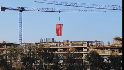 Vinç Operatörü, 29 Ekim'i Özel Bir Yöntemle Kutladı