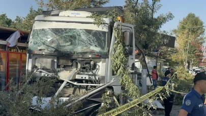 Malatya’da Hafriyat Kamyonu Kontrolden Çıktı: Konteynerleri Ezdi Geçti