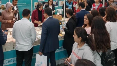 Gül Kaçar’ın “Unutulmuş Ruhlar Ülkesi” İmza Gününe Yoğun İlgi