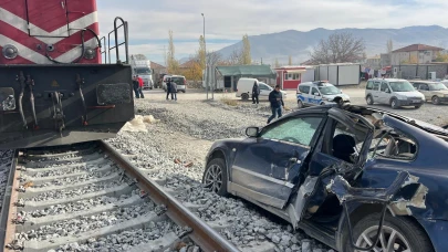Doğanşehir’de Tren Otomobile Çarptı: İki Kişi Yaralanmadan Kurtuldu