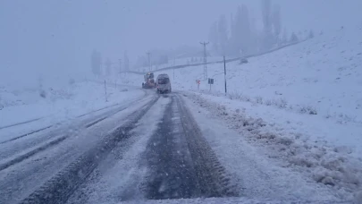 Malatya-Pütürge Yolunda Kar Yağışı sürücülere zor anlar yaşatıyor