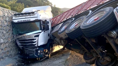 Doğanşehir Erkenek'te Tır Devrilme Kazasında 1 Kişi Yaralandı