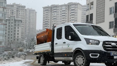 Yeşilyurt’ta Kar Alarmı: Ekipler Sahada, Yollar Açık Tutuluyor