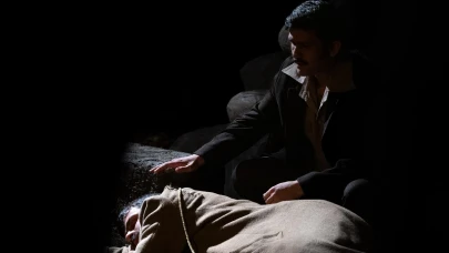 Malatya'da Sanat Gecesi: 'Pusuda' Oyunu Ayakta Alkışlandı