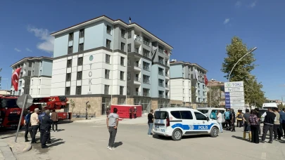 Parasını alamayan işçi çatıya çıktı