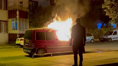 Malatya'da Yangın Paniği: Park Halindeki Araç Küle Döndü