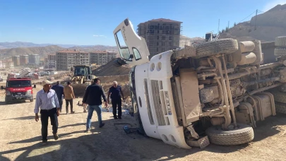 Malatya Battalgazi TOKİ Şantiyesinde Kazası: Kamyon Devrildi, 1 Yaralı