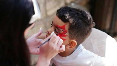 Çocuklarda Kozmetik Kullanımı Artıyor: Uzmanlardan Uyarılar