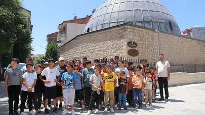 Battalgazi’de Yaz Akşamları Renkli Geçiyor: Öğrenciler Tarihi Mekânları Keşfetti!