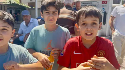 Malatya'da Cuma Namazına Gelen Çocuklara Kayısı Kola İkramı