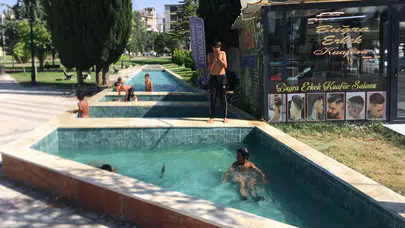 Sıcaktan Bunalan Çocukların Serinlik Adresi Süs Havuzu Oldu