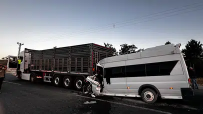 Tarım İşçilerini Taşıyan Minibüs TIR’a Arkadan Çarptı! (GÜNCELLENDİ)