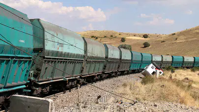 Hekimhan'da Korkutan Kaza: Yük Treni Kamyona Çarptı!