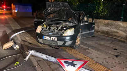 Güney Kuşak Yolu'nda Kaza: Otomobil Duvara Çarptı: 2 Yaralı