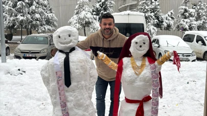 Malatya'dan Renkli Görüntüler: Kardan Adama Eş Yapıp Takı Taktılar