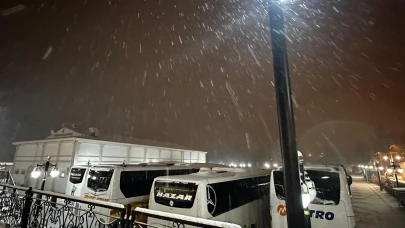 Kar Etkisini Gösteriyor: Yolda Kalan 500 Yolcu Misafir Ediliyor