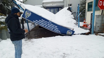 Kar Ağırlığına Dayanamadı: Trafik İstasyonunda Sundurma Çöktü