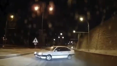 Buzlanma Nedeniyle Makas Atan Otomobil Trafiği Tehlikeye Soktu