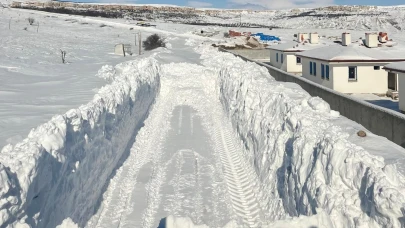 Darende’de Kar Esareti: Yollar Kapandı, Mahsur Kalan Çoban Kurtarıldı