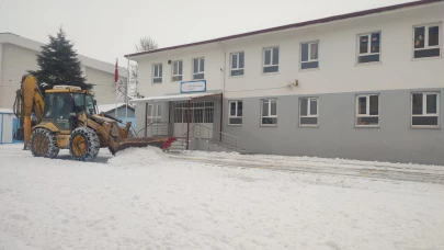 Battalgazi Belediyesi’nden Okul Bahçelerinde Kar Temizliği