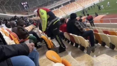 Tribünde Üşüyen Çocuğa Çorabını Veren Polise Başarı Belgesi