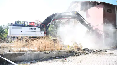 Yeşilyurt’ta Risk Oluşturan Metruk Bina Yıkıldı..!