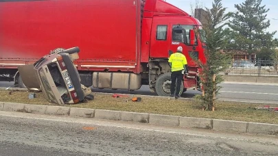 Malatya Çevre Yolunda Tır Kazası: Otomobil Yan Yattı