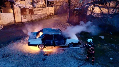 Yeşilyurt'ta Park Halindeki Araç Alev Alev Yandı