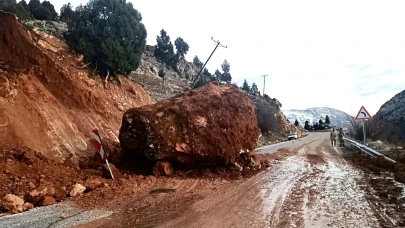Doğanşehir Kapıdere’de Toprak Kayması: Yol Açıldı!