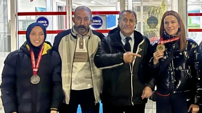 Malatya’nın Gururu Boksörler Havalimanında Çiçeklerle Karşılandı