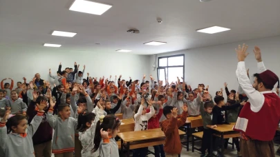 Malatya’da çocuklara tiyatro sürprizi: Şehir Tiyatrosu oyuncuları Tepeköy’de öğrencilerle buluştu!