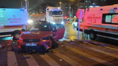 Çöşnük Kavşağı’nda trafik kazası: 5 kişi yaralandı!