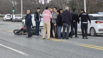 Malatya’da otomobil motosiklete çarptı: İtfaiye önündeki kazada 1 kişi yaralandı!