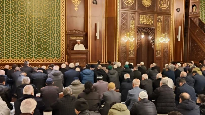 Malatya’da Bayram sabahı: Vali Yavuz ve Başkan Er vatandaşlarla saf tuttu!