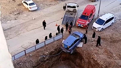 İnşaat Alanında Temele Düşmekten Son Anda Kurtulan Otomobil