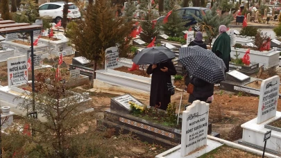 Malatya’da buruk bayram: Deprem şehitliğinde gözyaşları yağmura karıştı!