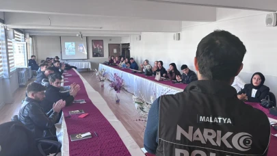 Malatya Narkotik Polisi Gençleri Uyuşturucuya Karşı Bilinçlendiriyor