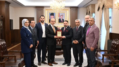 Malatya Vefa Derneği’nden Vali Seddar Yavuz’a Teşekkür Plaketi