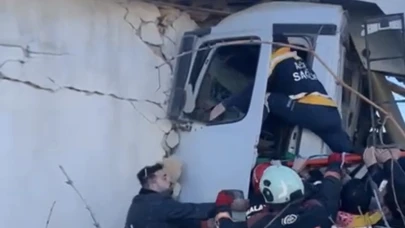 Malatya Battalgazi'de Freni Patlayan Kamyon Eve Girdi