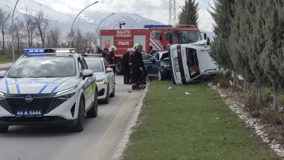 Malatya Şehir Mezarlığı Caddesi’nde iki araç çarpıştı: 3 yaralı