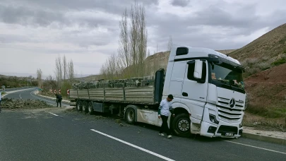 Sürücü Direksiyon Başında Uyuyakaldı, Tır Karşı Şeride Geçti