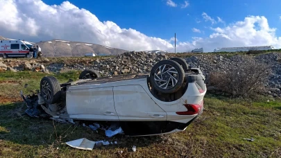 Doğanşehir’de Otomobil Şarampole Devrildi: Yaralı Sürücü Hastaneye Kaldırıldı