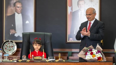 Belediye Başkanı Sami Er, Görevini Ece Sayar'a Devretti