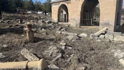 Darende Heyiketeği Mezarlığı’nda Tarih Yok Oluyor: Uzmanlardan Acil Çağrı