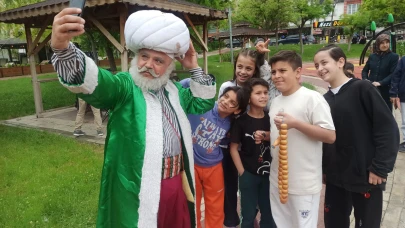 Depremzede Çocuklara Tiyatrocu Ömer Konakçı’dan "Nasreddin Hoca"lı Moral Desteği